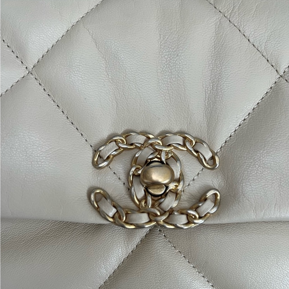 🖤SOLD ON WEBSITE🖤100% authentic NIB 20A CHANEL 19 large beige cream nude - Picture 9 of 9